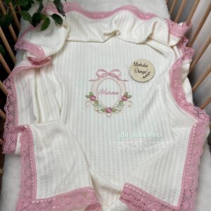 Çiçekli çerçeve işlemeli pembe dantelli örgü pike battaniye