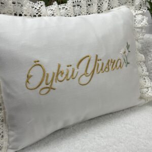 Papatya desenli dantelli yastık