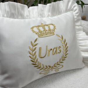 Defne yaprağı desenli taçlı işlemeli fırfırlı yastık