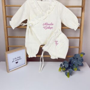 Pembe isim işlemeli kruvaze fırfırlı tulumlu 2li set