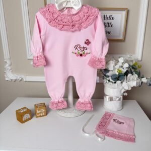 Kelebek işlemeli pembe üzerine pembe dantelli tulum şapka 2li set