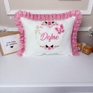 Kelebek işlemeli pembe dantelli yastık