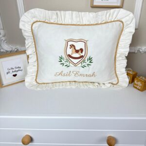 Bej biyeli at işlemeli fırfırlı yastık