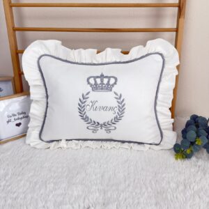 Gri biyeli taç işlemeli fırfırlı yastık