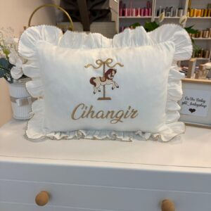 At işlemeli bej oyalı yastık