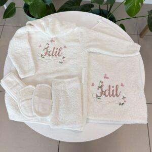 Minik kelebekli ve çiçekli bornoz takımı